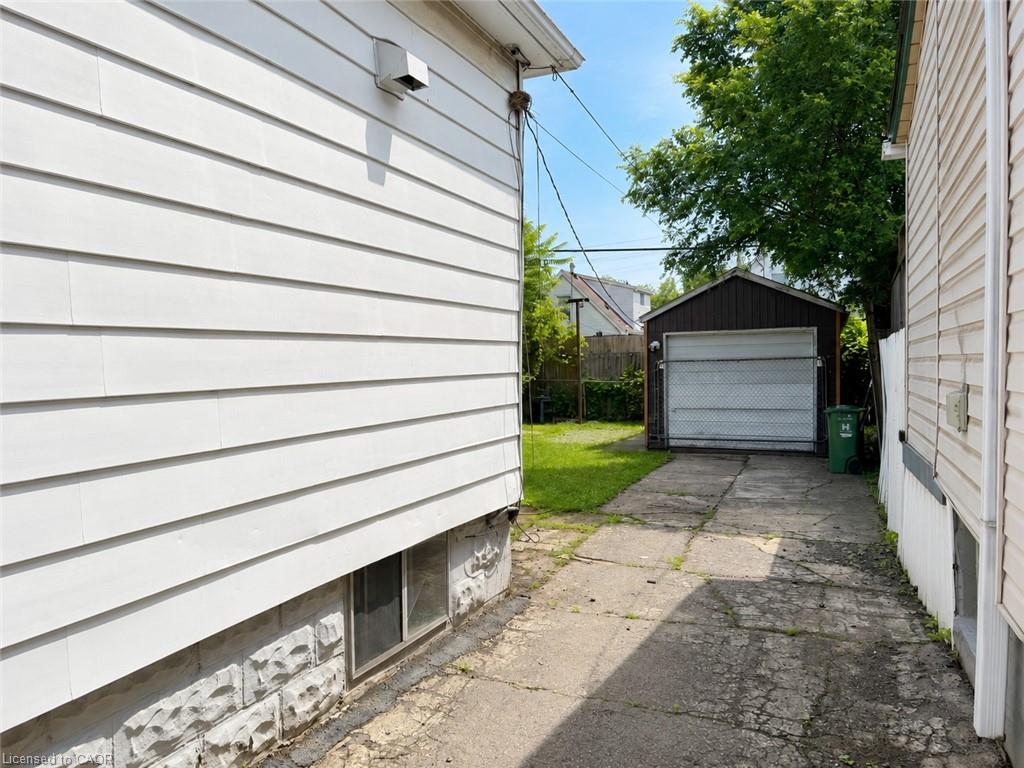 250 Weir Street N Property Photo 18