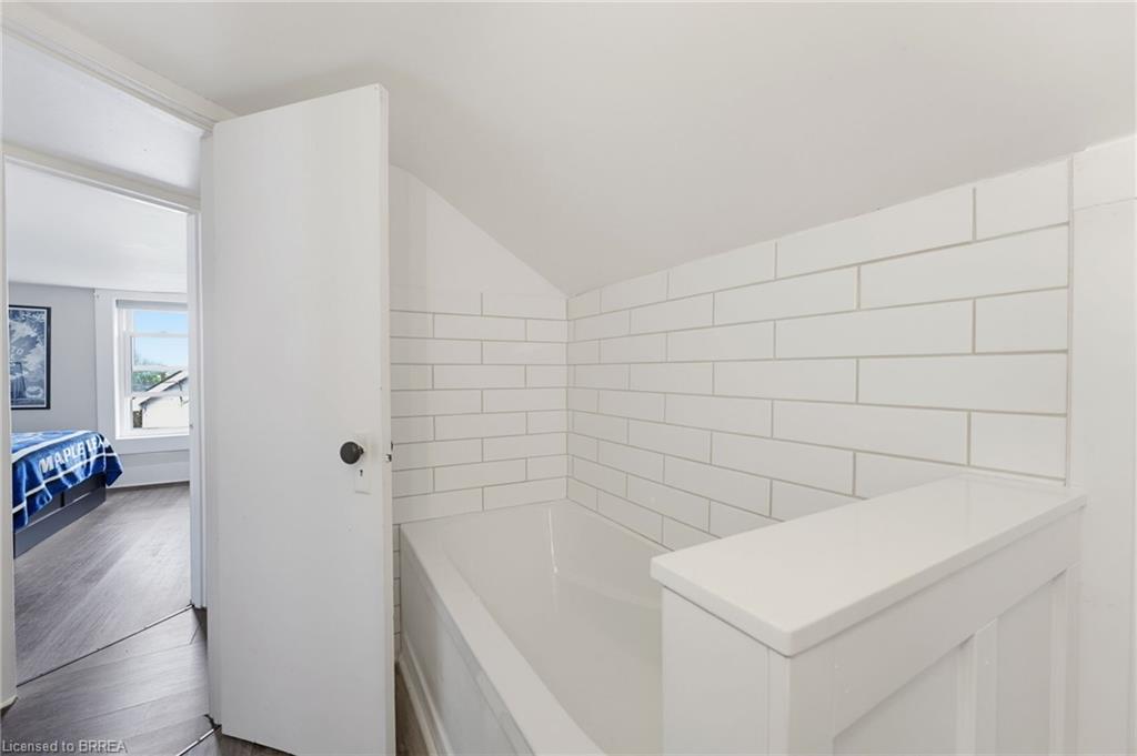 7 Lorimer Street Property Photo 6