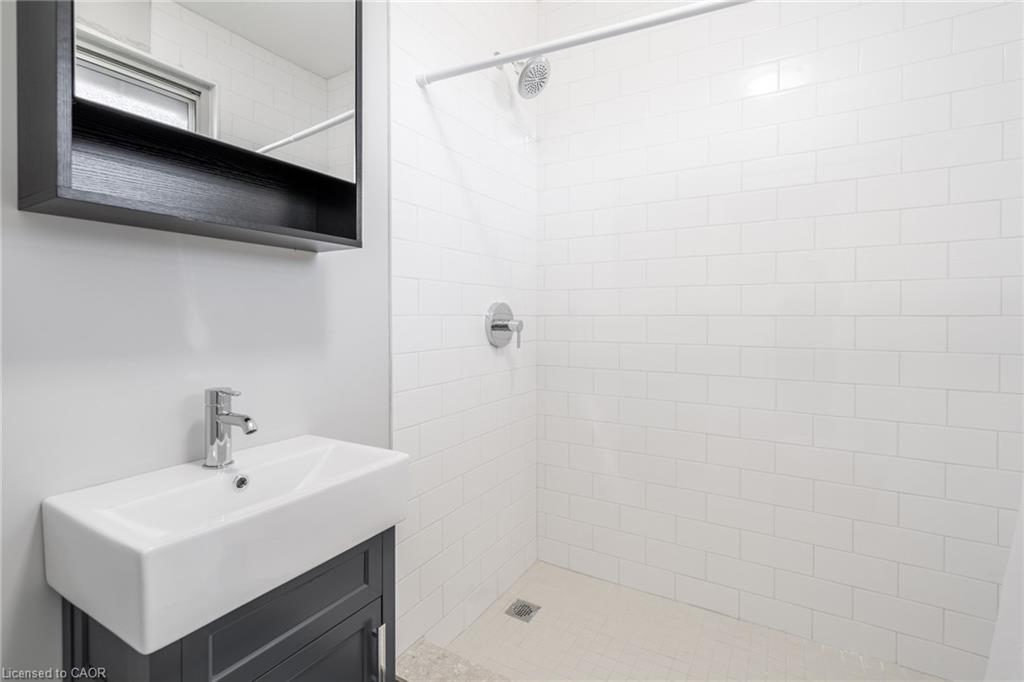 5-81 Gibson Avenue Property Photo 3