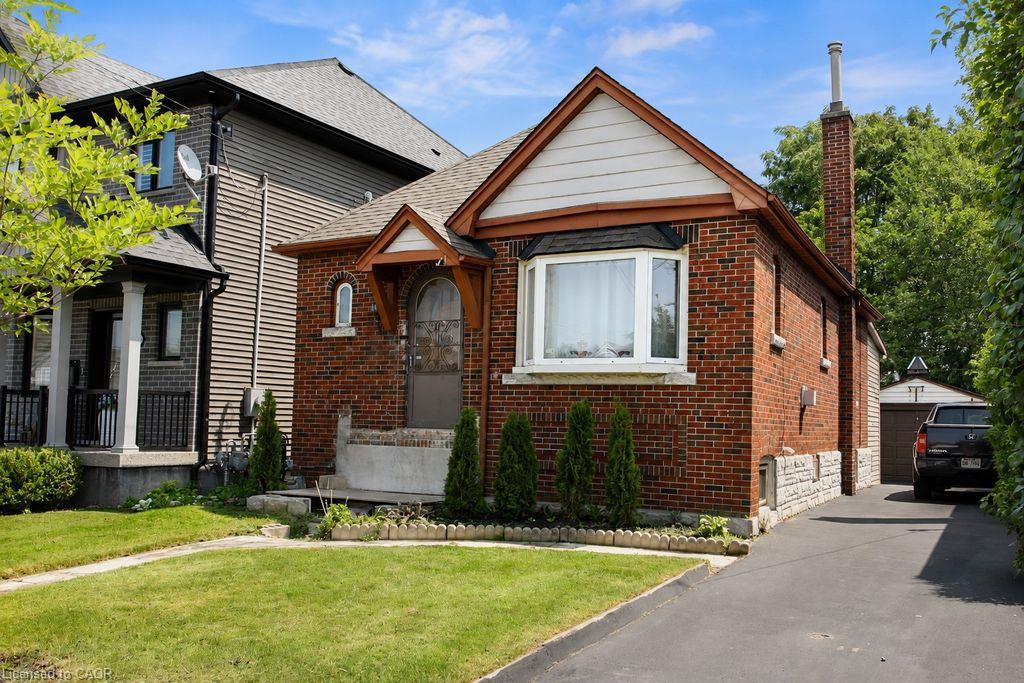 35 Barons Avenue S Property Photo 1
