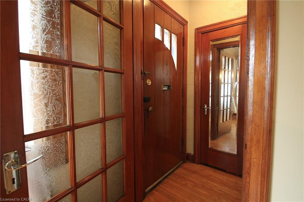 35 Barons Avenue S Property Photo 5