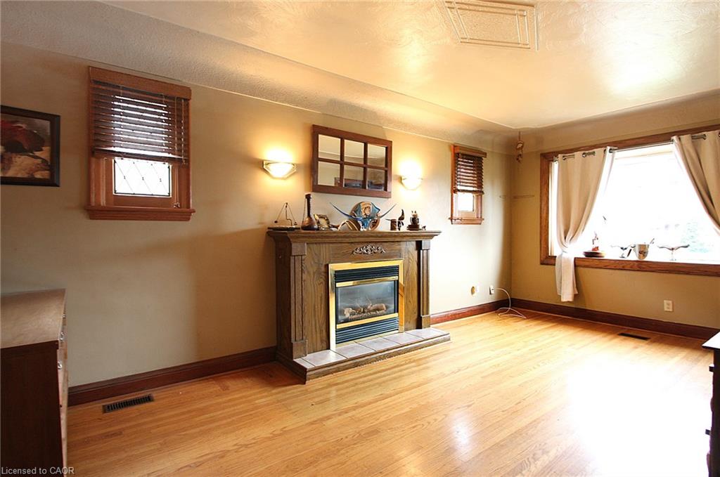 35 Barons Avenue S Property Photo 6
