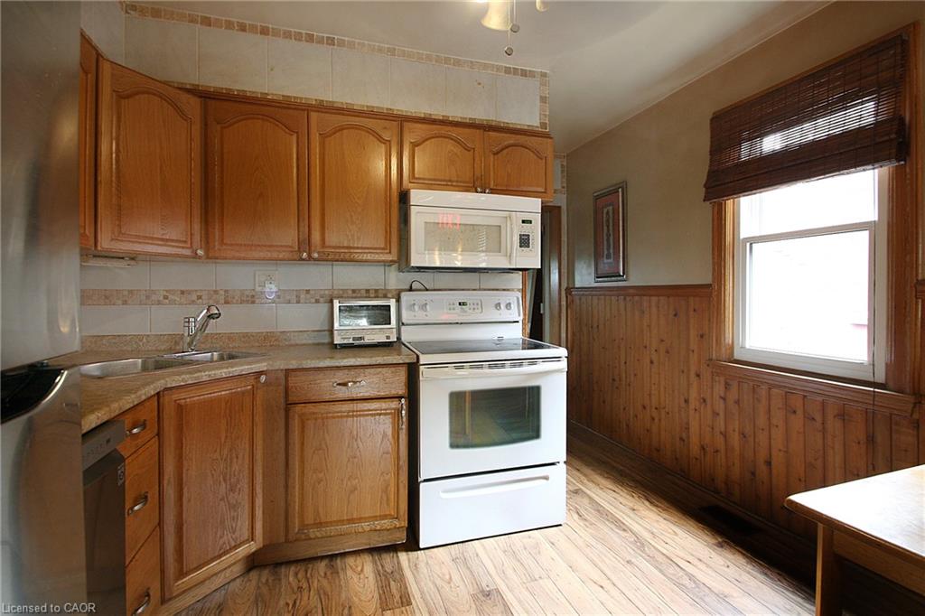 35 Barons Avenue S Property Photo 8