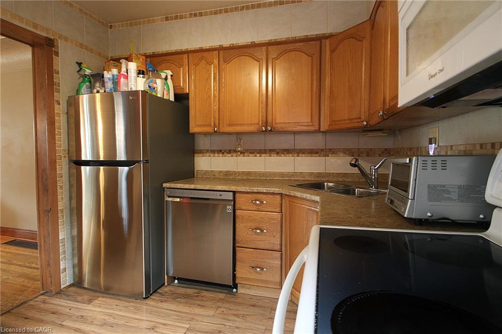 35 Barons Avenue S Property Photo 9