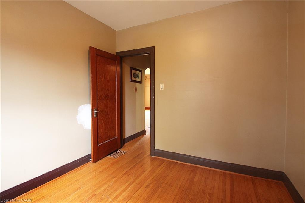 35 Barons Avenue S Property Photo 13