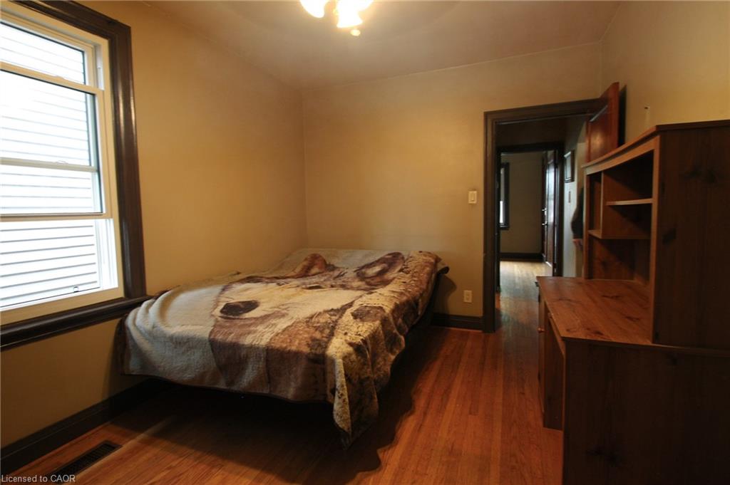 35 Barons Avenue S Property Photo 14