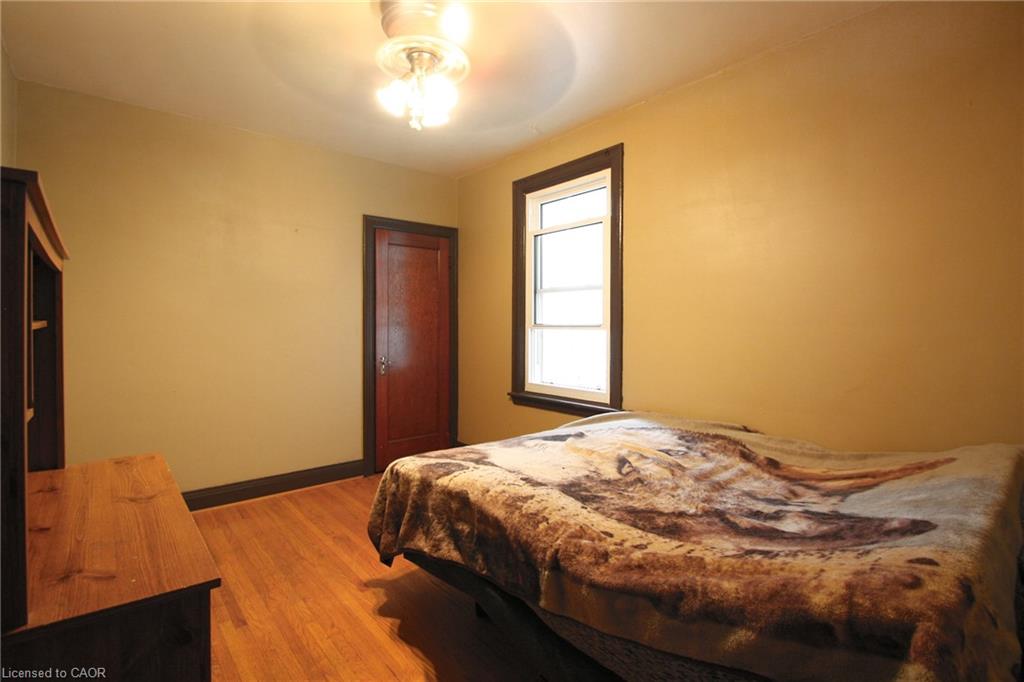 35 Barons Avenue S Property Photo 15