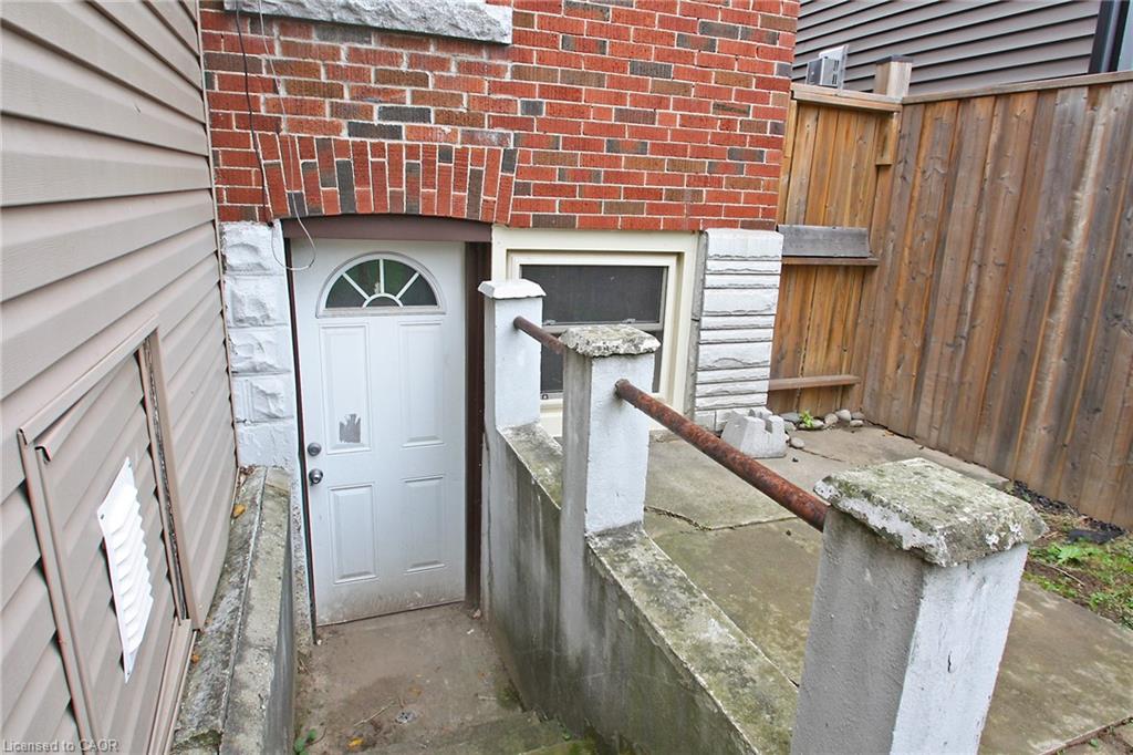35 Barons Avenue S Property Photo 21