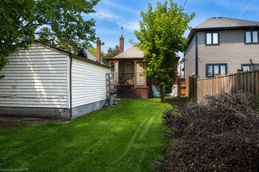 35 Barons Avenue S Property Photo 23