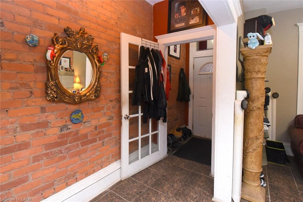 22 Picton Street E Property Photo 4