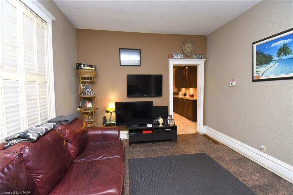 22 Picton Street E Property Photo 8