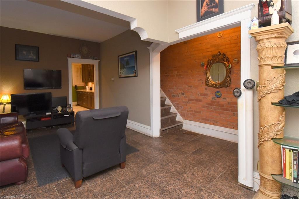 22 Picton Street E Property Photo 9