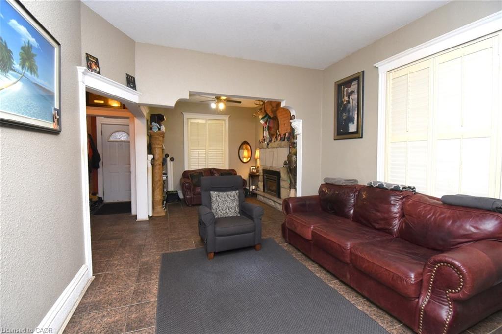 22 Picton Street E Property Photo 10