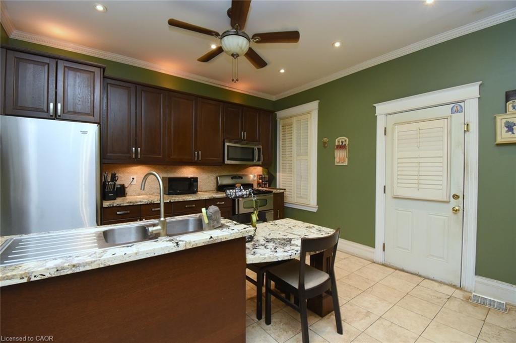 22 Picton Street E Property Photo 11