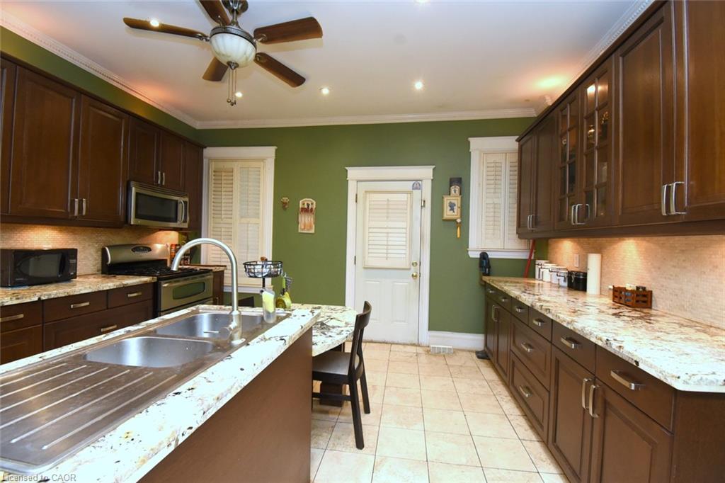 22 Picton Street E Property Photo 12
