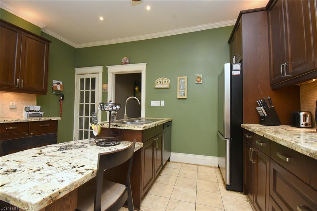 22 Picton Street E Property Photo 13