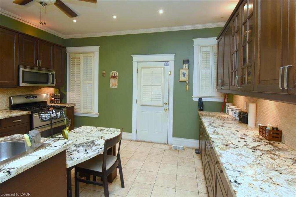 22 Picton Street E Property Photo 14