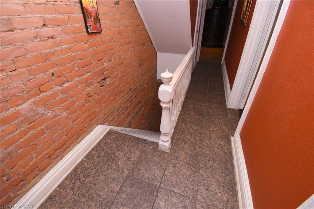 22 Picton Street E Property Photo 16