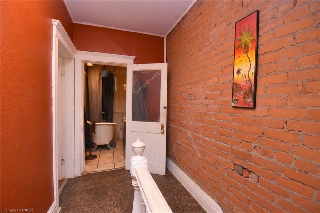 22 Picton Street E Property Photo 17