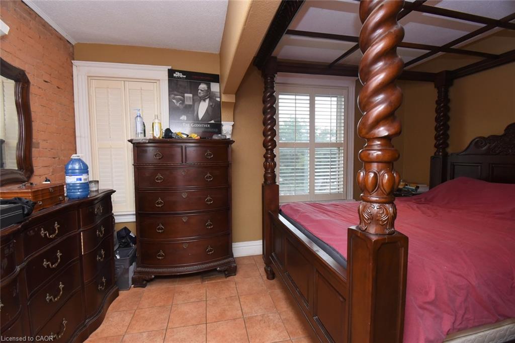 22 Picton Street E Property Photo 18