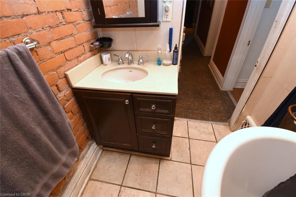 22 Picton Street E Property Photo 21