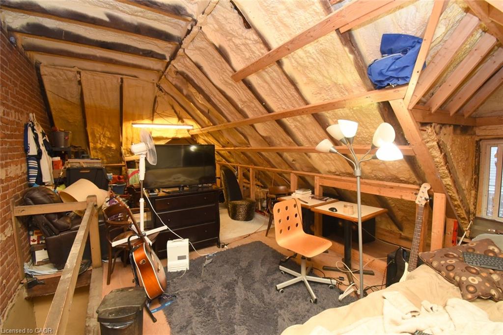 22 Picton Street E Property Photo 26