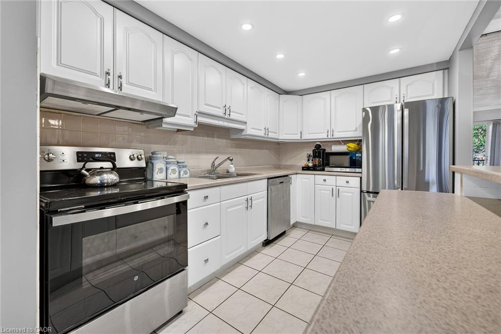 205-20 John Street Property Photo 9