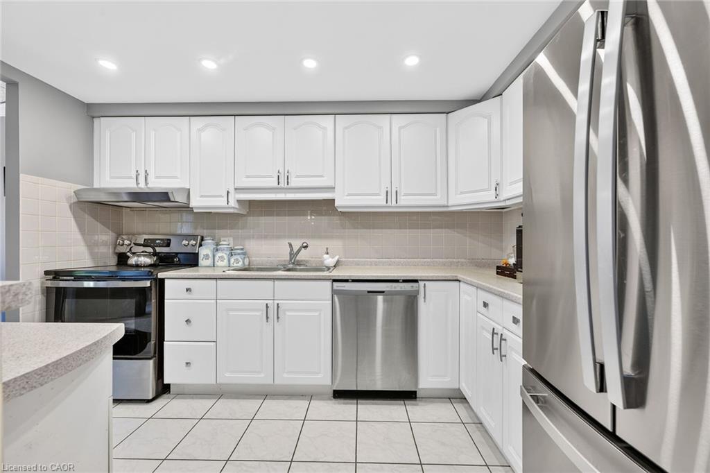 205-20 John Street Property Photo 10
