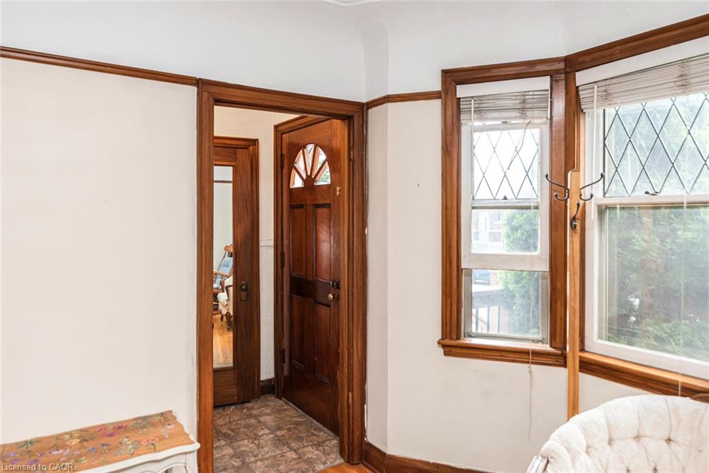 52 Cameron Avenue S Property Photo 5