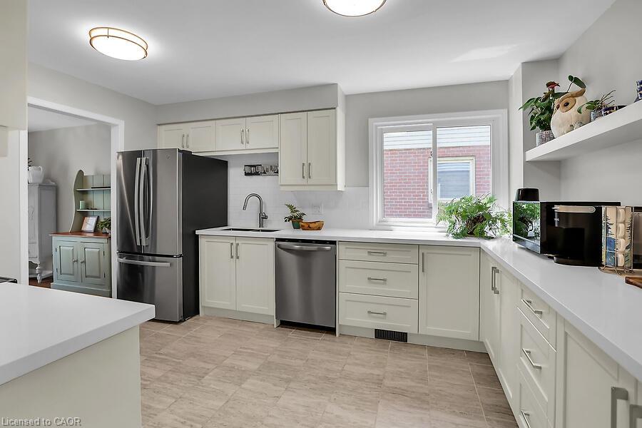 4542 Ivy Gardens Crescent Property Photo 3