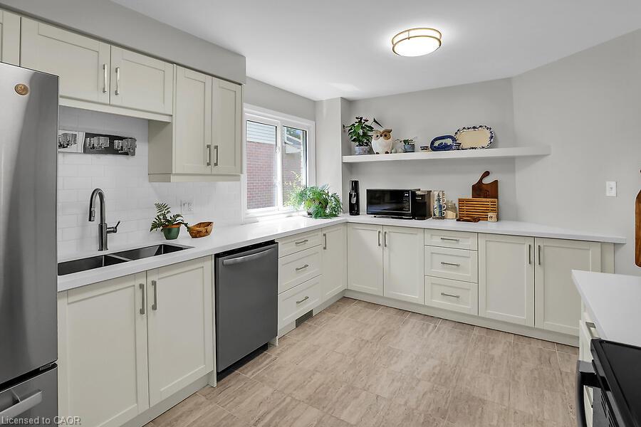 4542 Ivy Gardens Crescent Property Photo 4