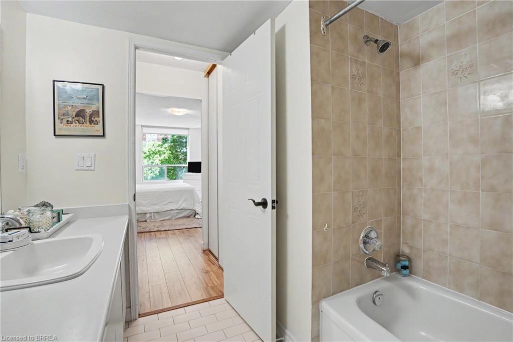 204-1270 Maple Crossing Boulevard Property Photo 20