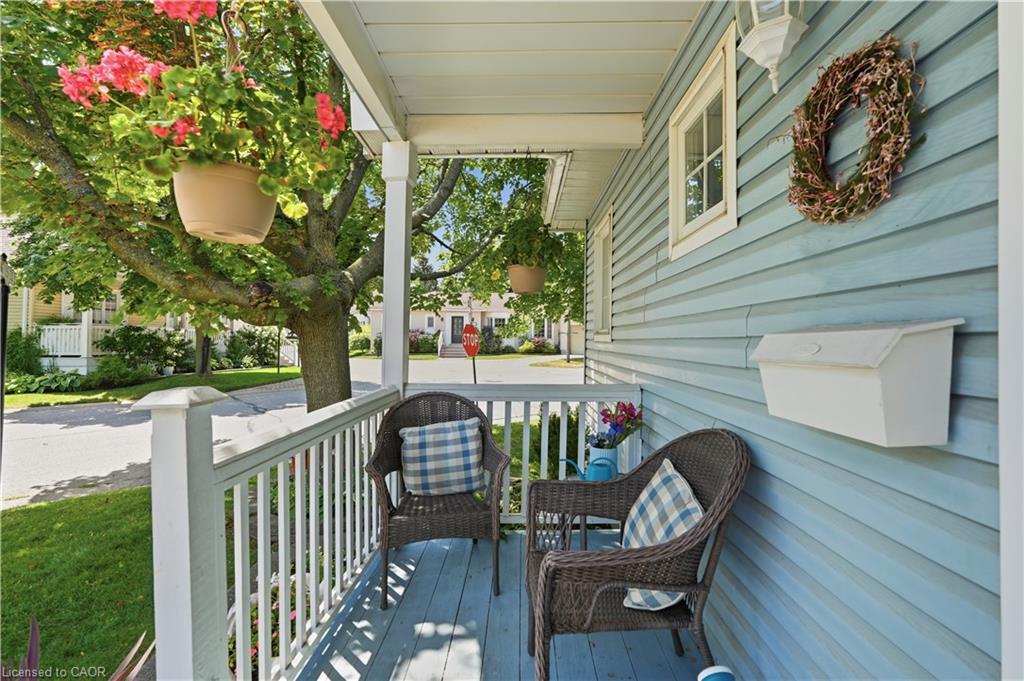225 Silverbirch Boulevard Property Photo 4