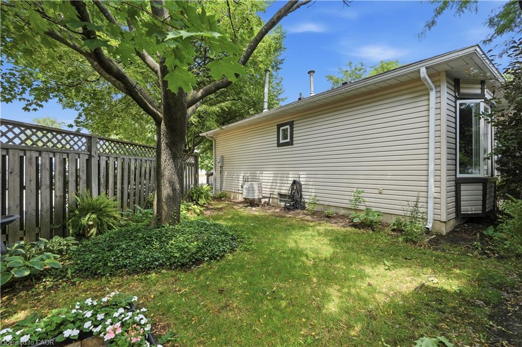 225 Silverbirch Boulevard Property Photo 34