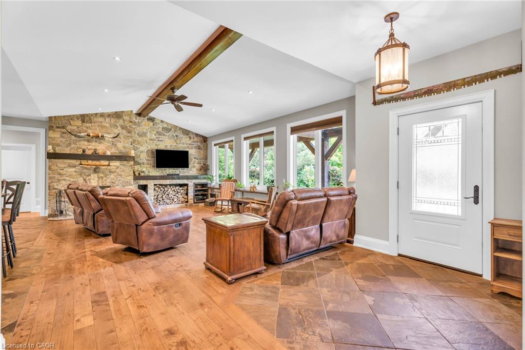 5594 First Line Property Photo 8
