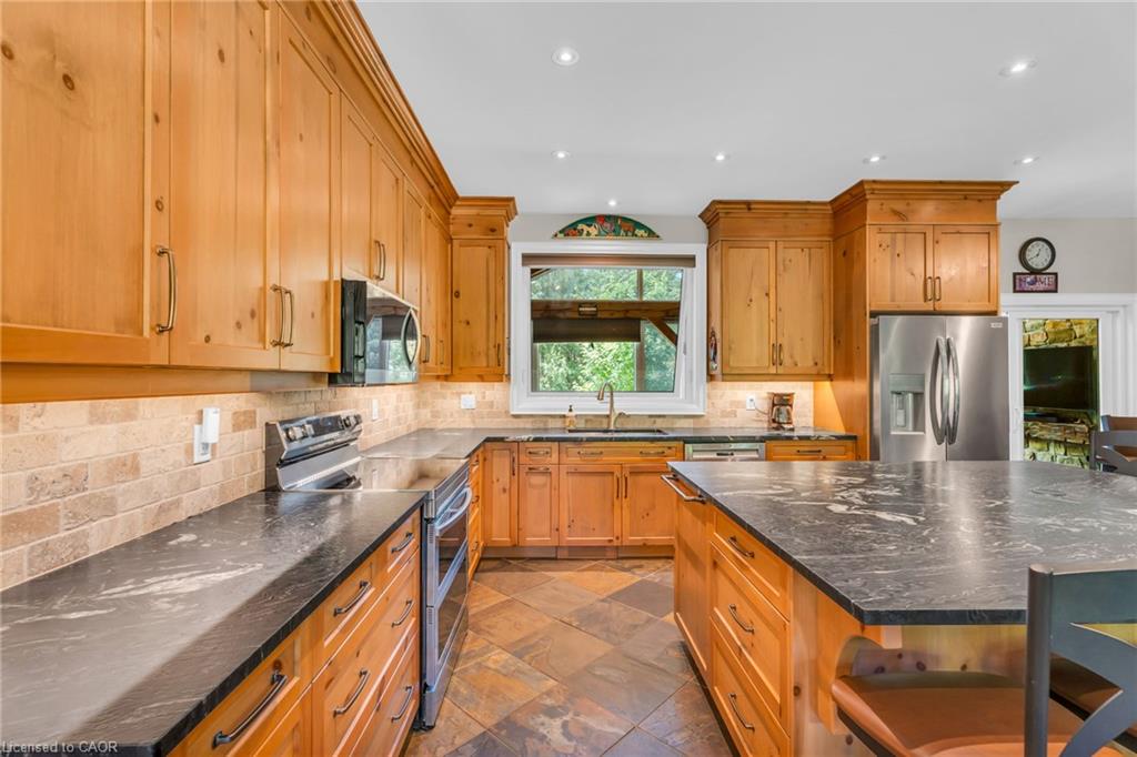 5594 First Line Property Photo 13