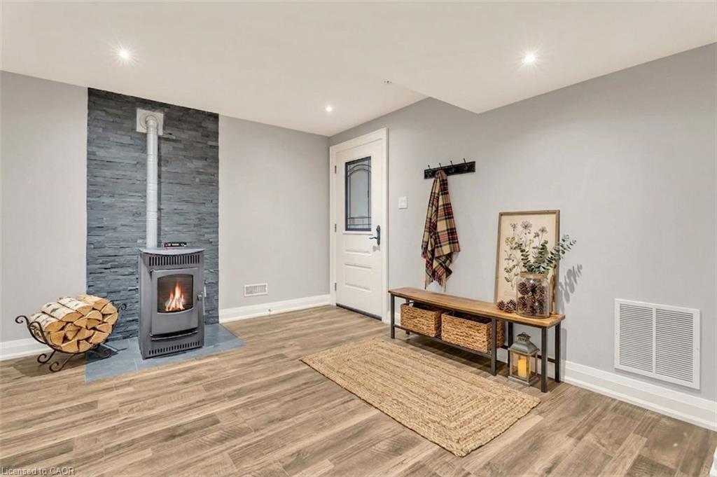 5594 First Line Property Photo 32