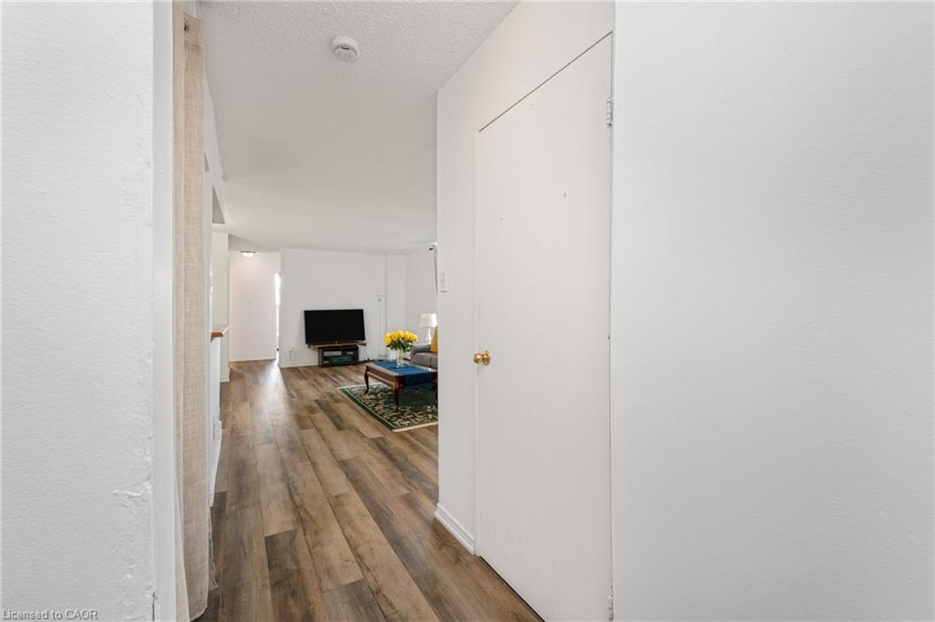 1501-975 Warwick Court Property Photo 5