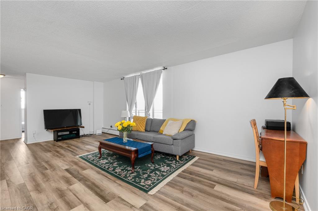 1501-975 Warwick Court Property Photo 6