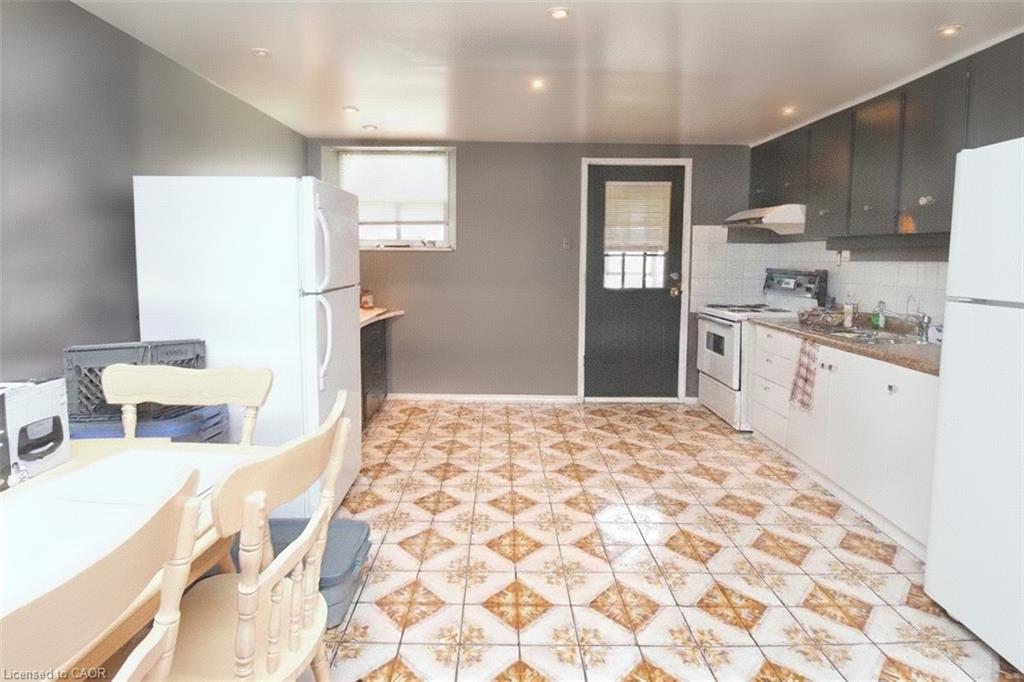 355 Macnab Street N Property Photo 11