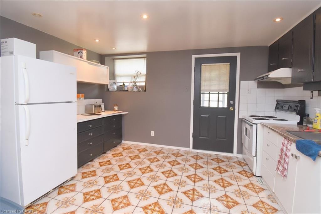 355 Macnab Street N Property Photo 12