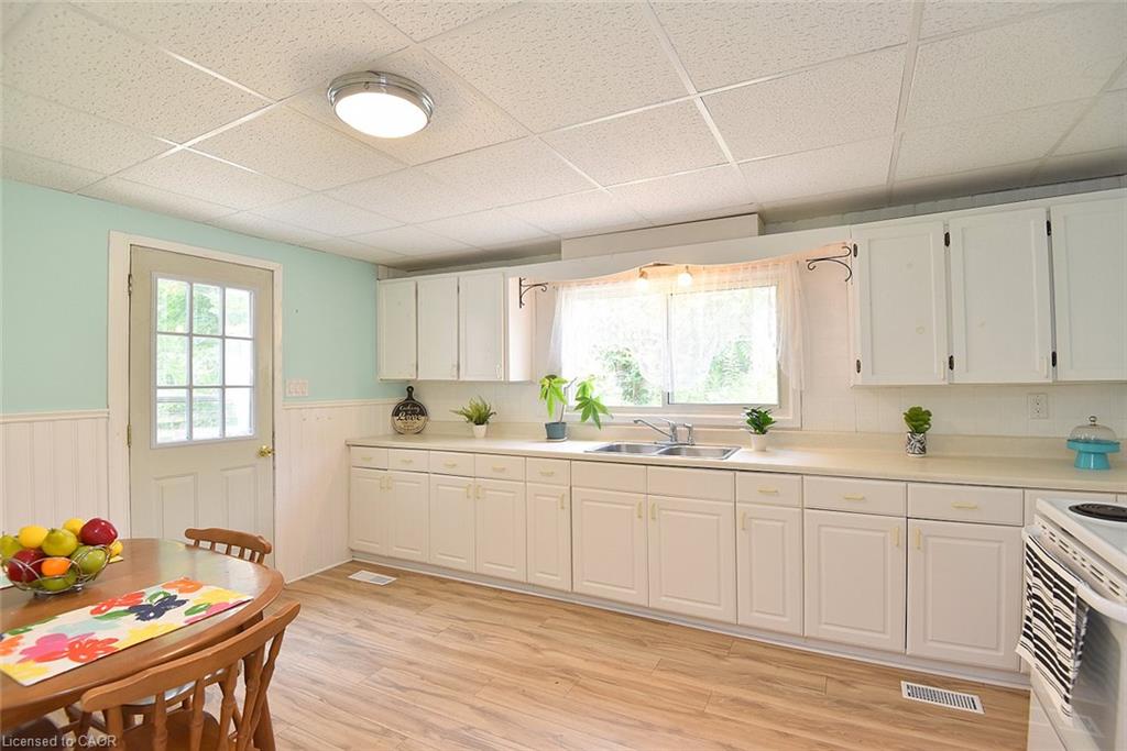 340 King Street W Property Photo 8