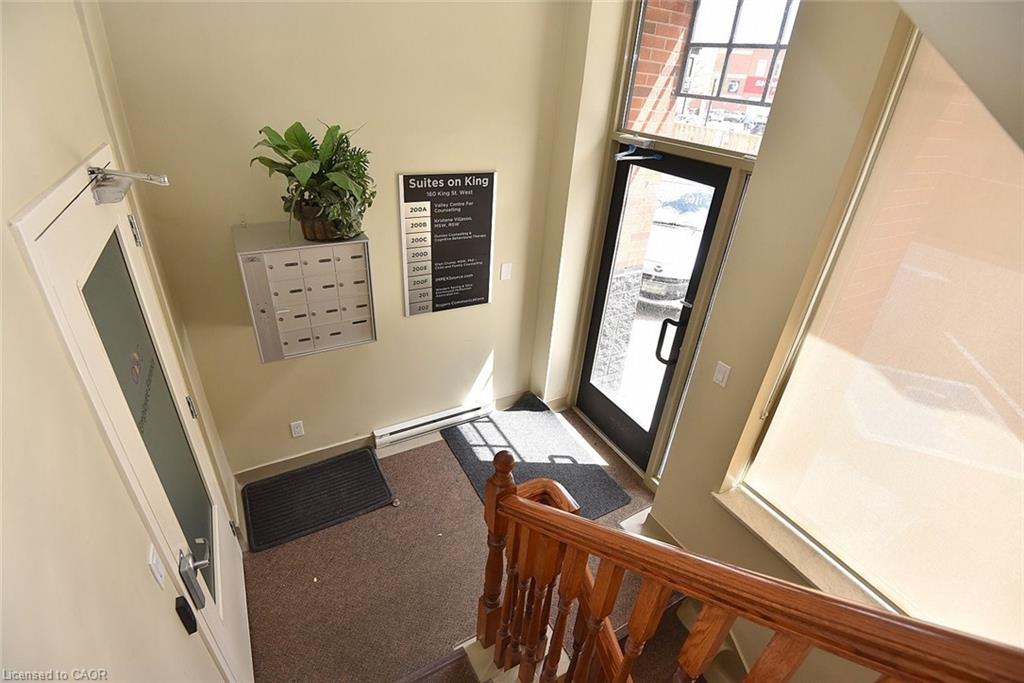 160 King Street W Property Photo 4