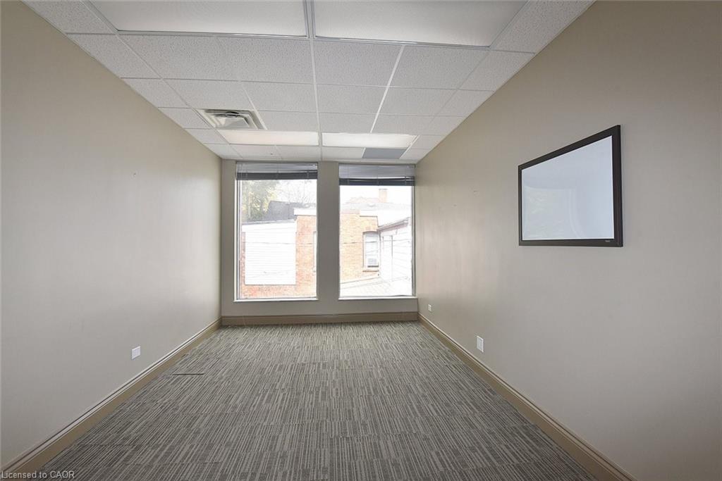 160 King Street W Property Photo 9
