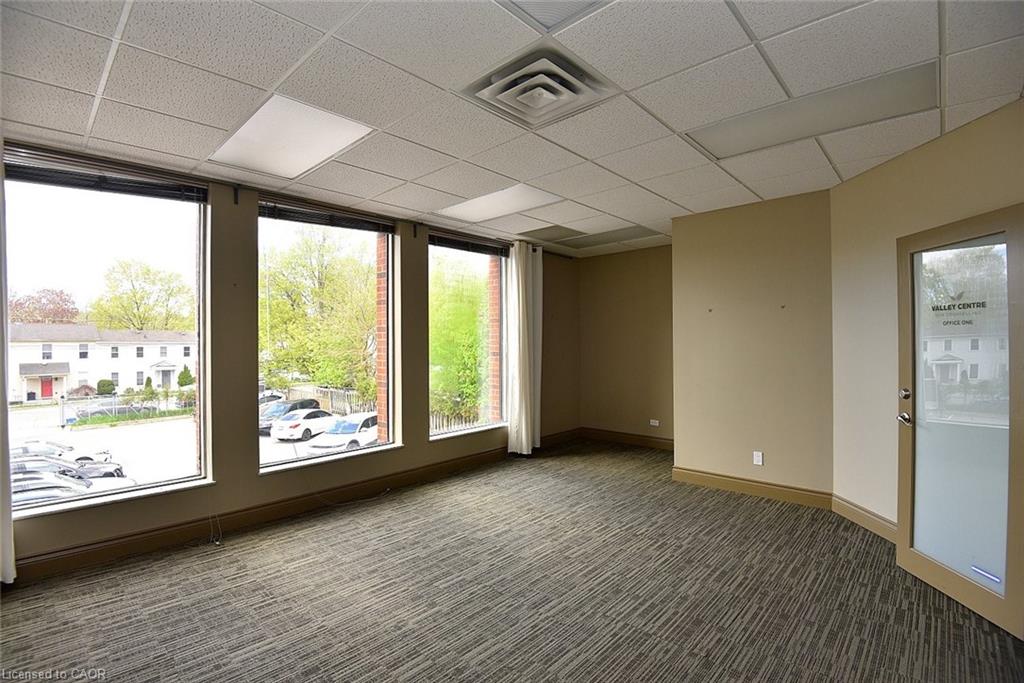 160 King Street W Property Photo 12