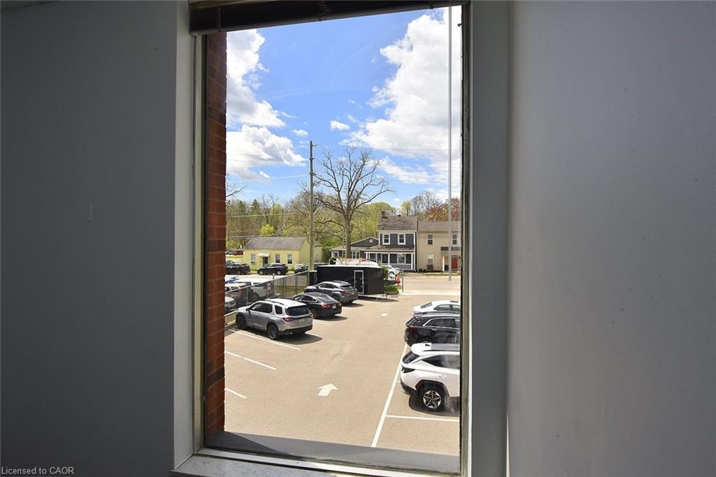 160 King Street W Property Photo 13