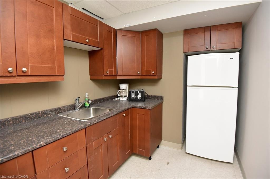 160 King Street W Property Photo 17