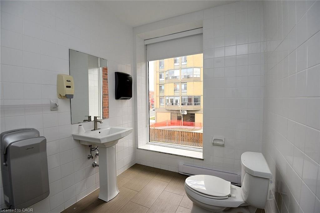 160 King Street W Property Photo 18
