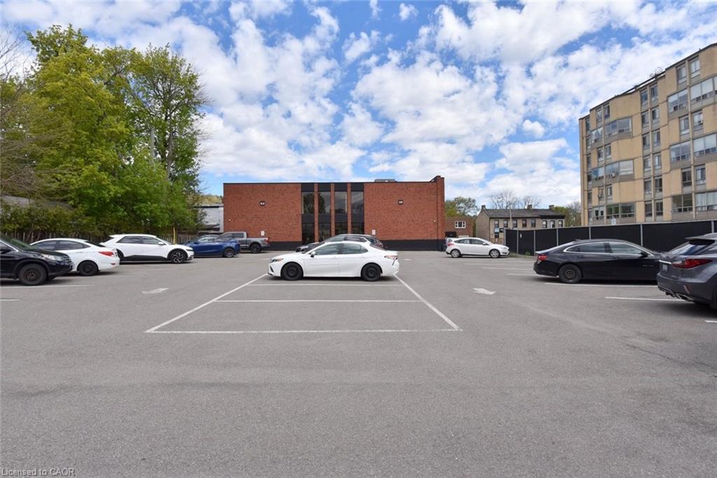 160 King Street W Property Photo 21