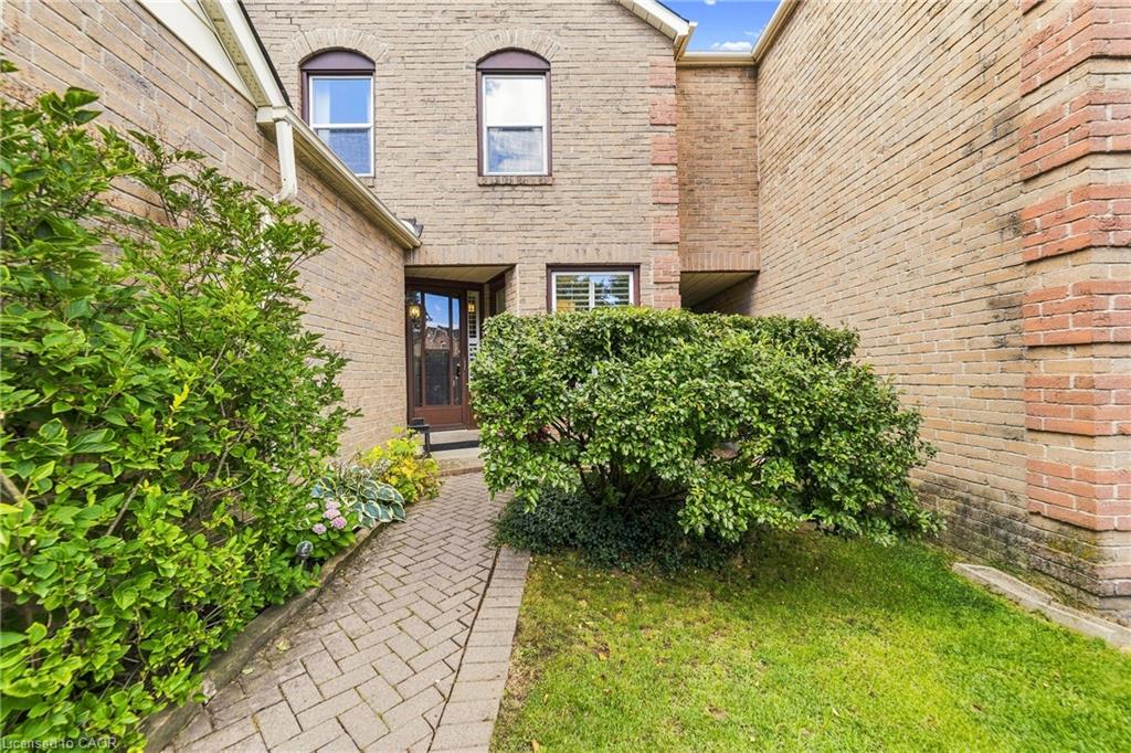 1221 Hedgestone Crescent Property Photo 3